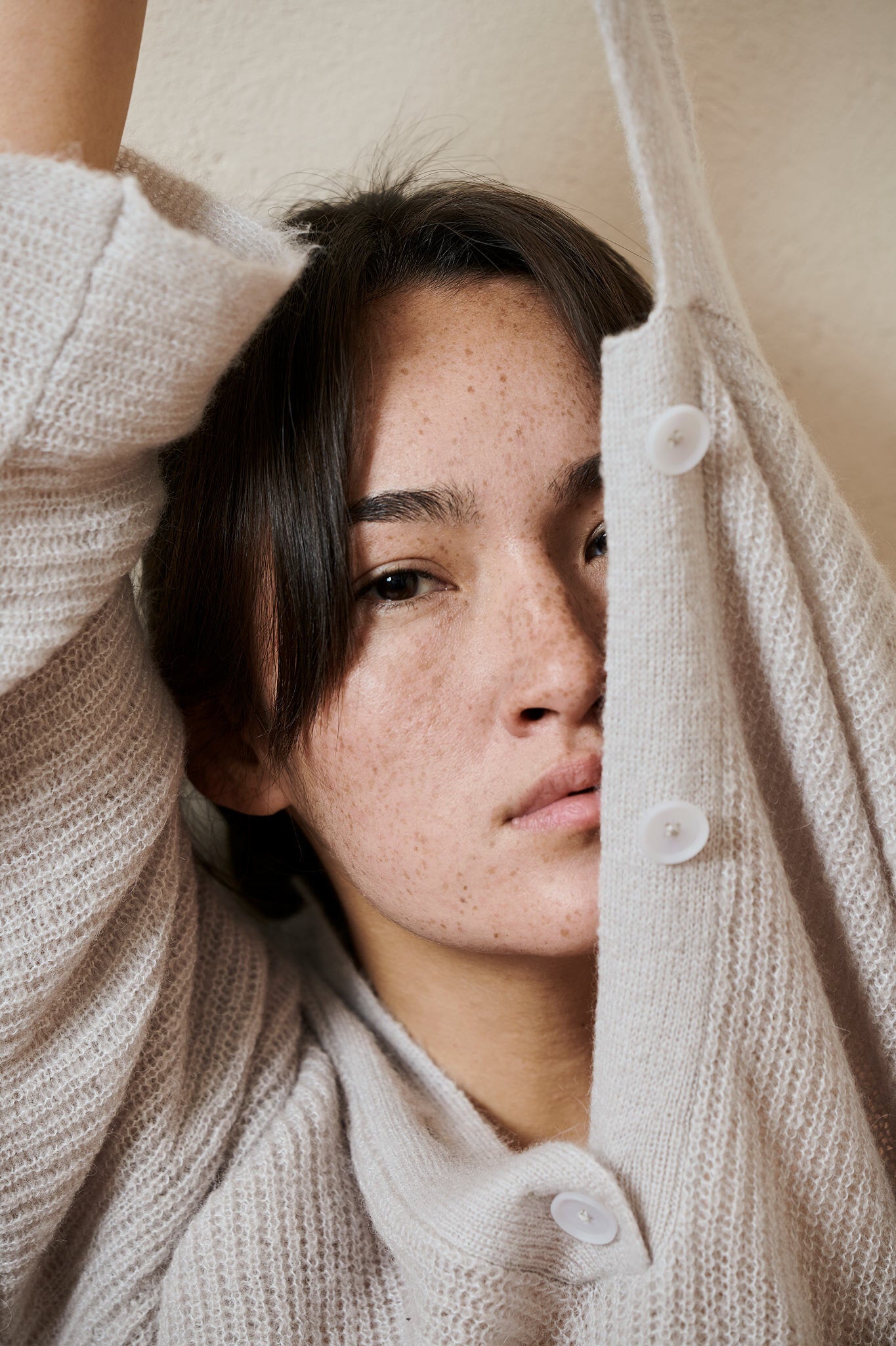 Jassica wearing the FUKU ribbed polo in Ice. Photographed by Nicolas Wefers.