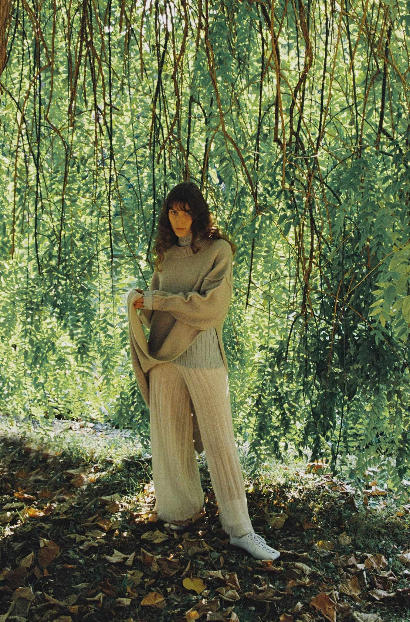 TANSU tunic in Ice, NOTO sweater in Pale Blue and SHOJI pant in Chalk.