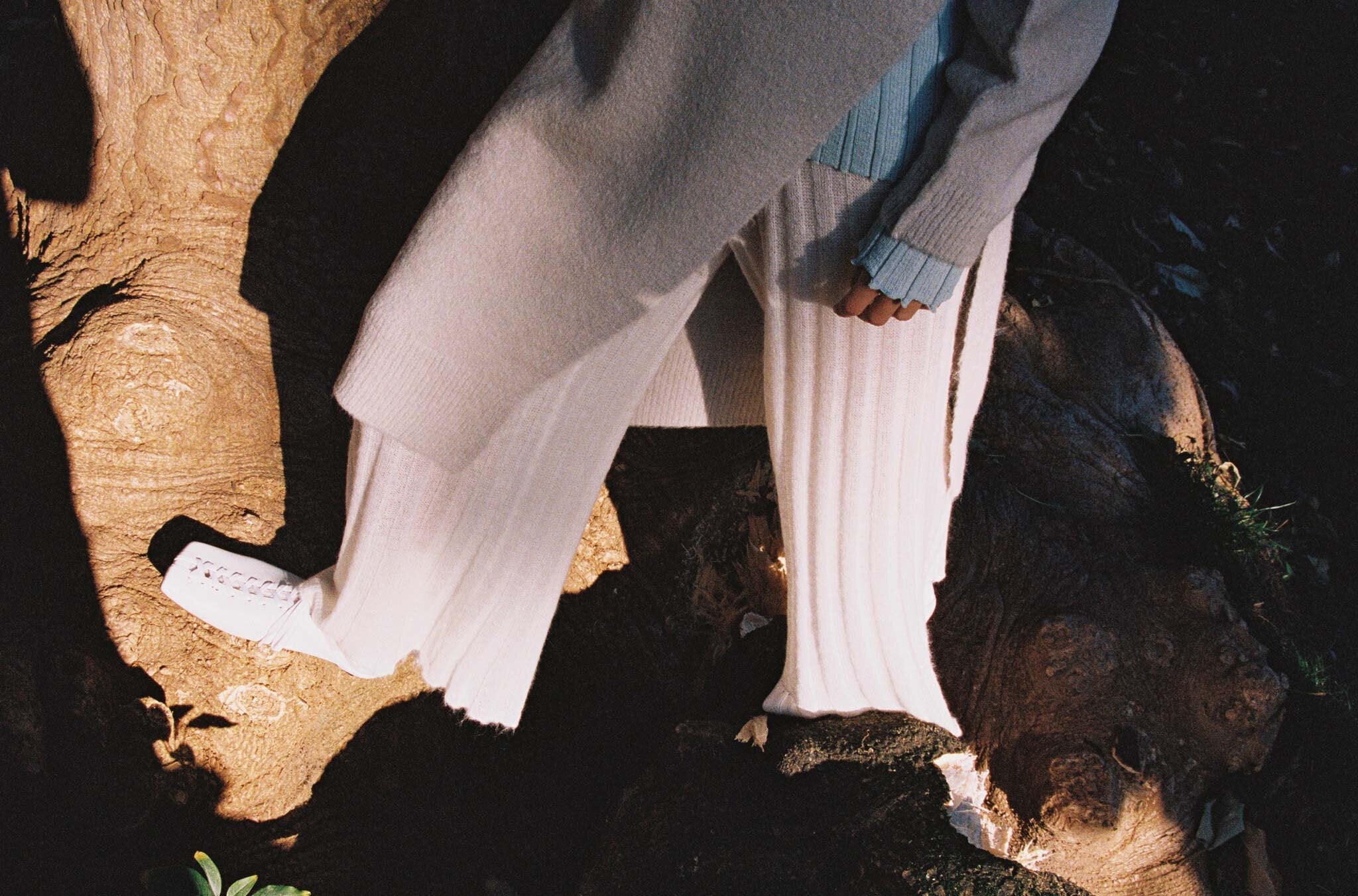 TANSU tunic in Ice, NOTO sweater in Pale Blue and SHOJI pant in Chalk.